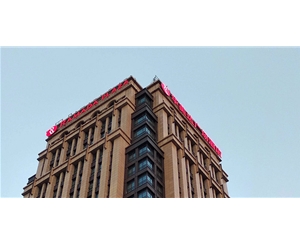 華美達酒店樓頂招牌